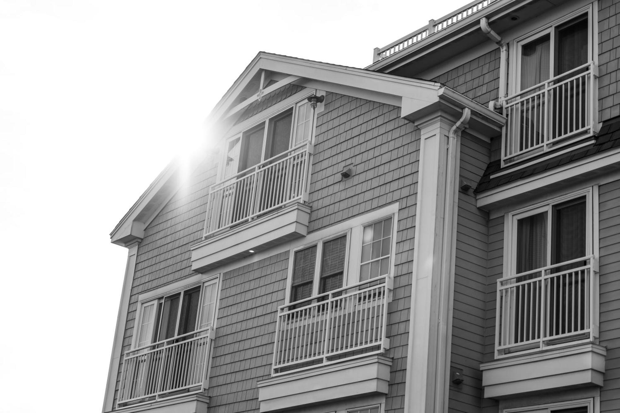 Newport Beach Hotel & Suites Middletown Exterior photo